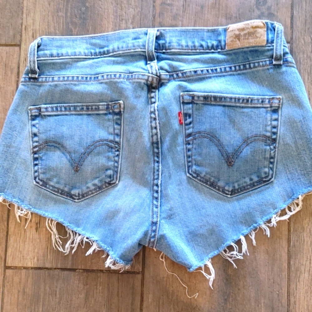 💕Vintage booty shaping levis cutoff shorts size 6